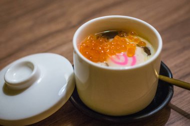 Ikura Chawanmushi tuzlu karides, tavuk, gingko somun, mantar ve somon ro ile yumurta muhallebi buğulama