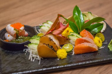 Sashimi Moriawase 5 türleri somon, maguro, tako, tai, shime sab