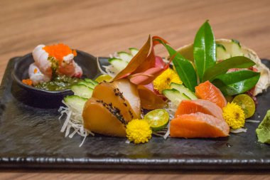 Sashimi Moriawase 5 türleri somon, maguro, tako, tai, shime sab