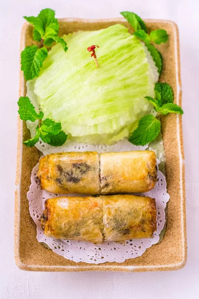 Frittierte Vietnamesische Frühlingsrollen Umwickelt Mit Frischem Salat — Stockfoto