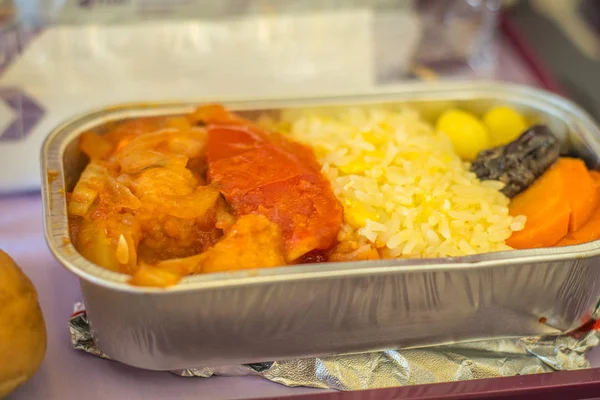 機内航空会社食事エコノミー クラス甘いと酸っぱい魚とチャーハン — ストック写真