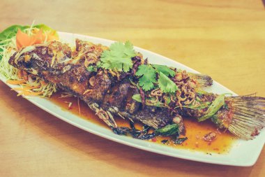 derin kızarmış garoupa sos ve garnitürleri