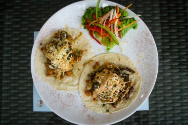 Teksaslı Barbekü mayo veya Meksika pislik tavuk tako isot biber kireç ve kişniş mayo ile Marine biftek taco. Domates, marul, soğan ve peynir ile hizmet.