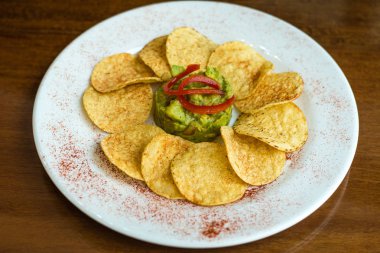Taze baharatlı guacamole ve mısır cipsi yaptı 