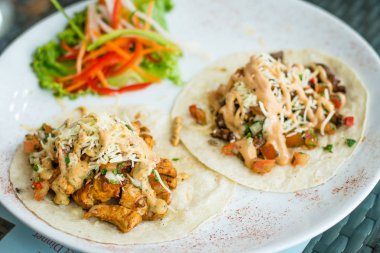 Teksaslı Barbekü mayo veya Meksika pislik tavuk tako isot biber kireç ve kişniş mayo ile Marine biftek taco. Domates, marul, soğan ve peynir ile hizmet.