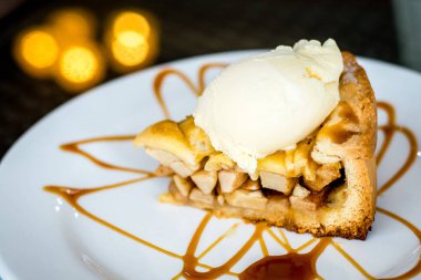 İyi eski moda elmalı turta, Drizzled karamel sos ve dondurma ile servis