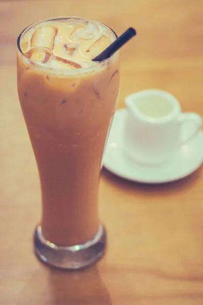 泰国冰奶茶与糖浆的一面 — 图库照片