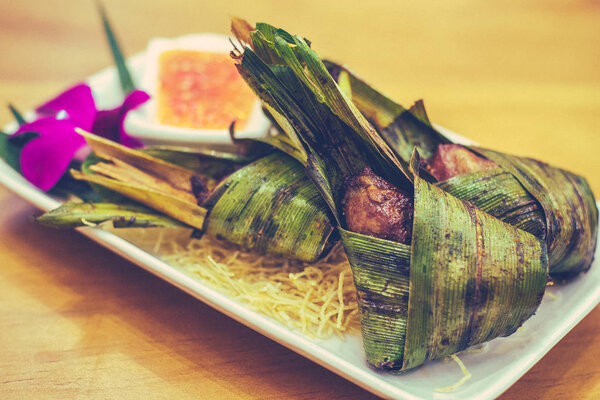 Pandan Leaf жареная курица со специями "Гай Хор Бай
" 