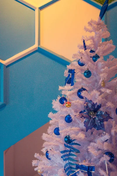 Árvore de Natal branco com bolas azuis e luzes cintilantes — Fotografia de Stock