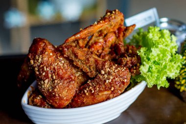 Yangnyean tavuk kanadı ile ezilmiş fındık ve marul tarafı kaplı