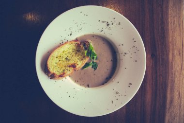 Üç tür mantar, krema ve tost ile trüf mantar çorbası