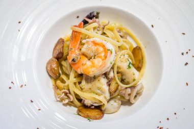 Frutti di Mare Linguine Aglio Olio tarzı çeşitli çeşitli deniz ürünleri ile