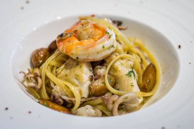 Frutti di Mare Linguine Aglio Olio tarzı çeşitli çeşitli deniz ürünleri ile