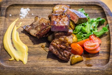 Bistecca tane beslenen antrikot kuru brined ve kuru yaşlı. Hardal ve deniz ile servis tuz.