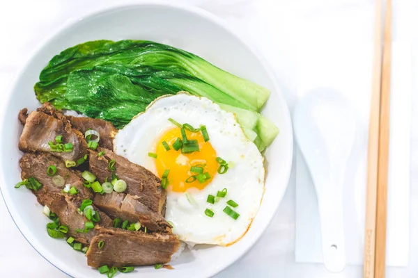 Porky bowl hausgemachter Saibling mit Reis und sonniger Seite nach oben & siew pak choy — Stockfoto