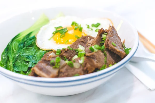 Porky bowl hausgemachter Saibling mit Reis und sonniger Seite nach oben & siew pak choy — Stockfoto