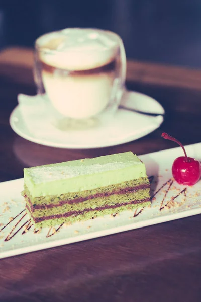 Latte de manteiga escocês e bolo de chocolate de chá verde — Fotografia de Stock