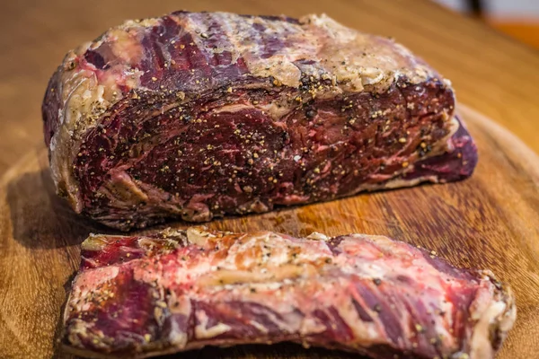 Carne bovina secca stagionata con pelle crostata di sale — Foto Stock