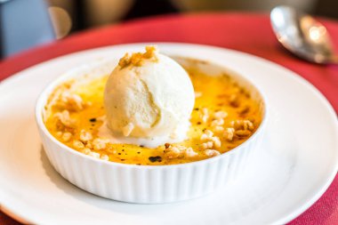 Vanilya dondurması ve ezilmiş fındık ile Creme Brulee