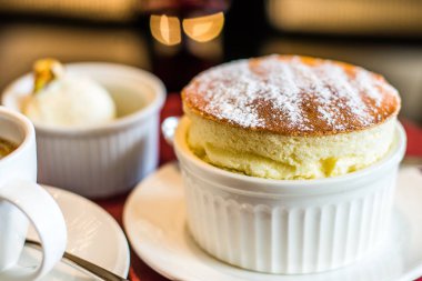 Vanilyalı dondurma ile Grand Marnier Souffle