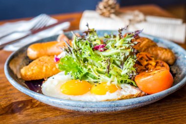 Tavuk jambon, Jumbo sığır sosis, kruvasanlar, Hashbrown, güneşli yan yukarı yumurta, ızgara domates ile büyük kahvaltı seti