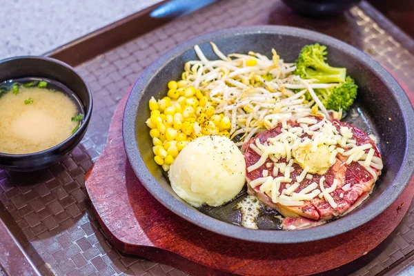 Assiette chaude Sizzling Ribeye Steak au maïs, beansprout, brocoli, riz et soupe miso . — Photo