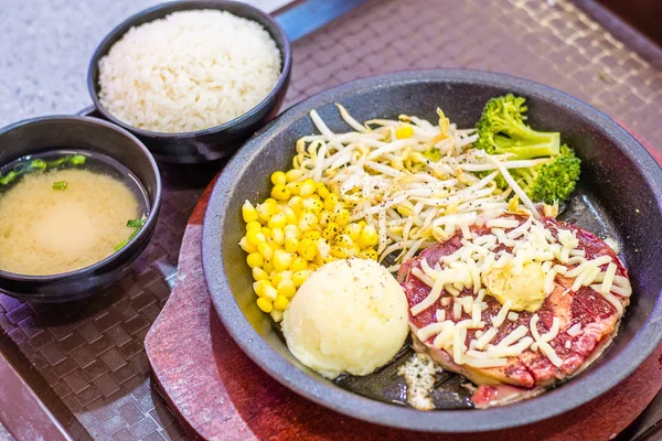 Assiette chaude Sizzling Ribeye Steak au maïs, beansprout, brocoli, riz et soupe miso . — Photo