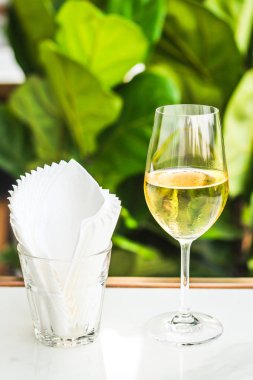 bir bardak beyaz şarap Chardonnay Sauvignon Blanc Riesling şarap bar