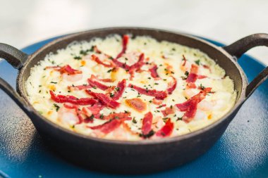 Karides, sığır pastırması ve bebek yeşili çiçek ile Mac ve peynir