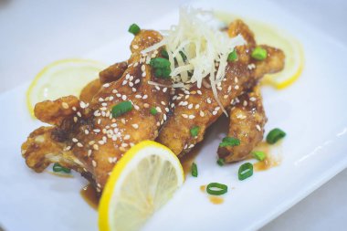 üst üzerinde teriyaki sosu ve susam ve bahar soğan tarağı ile drizzled derin kızarmış balık