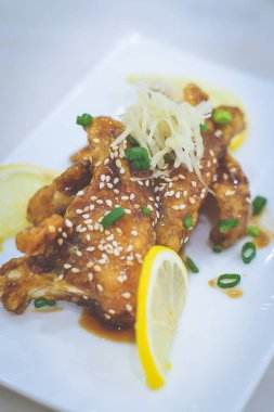 üst üzerinde teriyaki sosu ve susam ve bahar soğan tarağı ile drizzled derin kızarmış balık