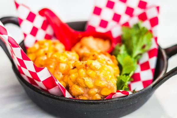 Los Angeles smażone kulki kukurydziane z pietruszką i majonezem — Zdjęcie stockowe