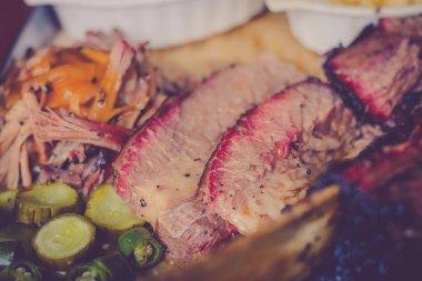 Otantik Texan Amerikan duman barbekü et yan yemekler coleslaw makarna ve peynir 