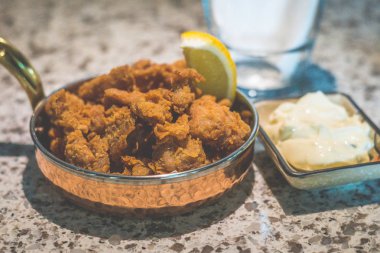 Tori Karaage-Japon derin kızarmış tavuk uyluk, beş-baharat mayonez ile hizmet ile deneyimli