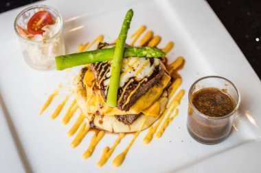 200g sığır filetosu biftek Amerikan peyniri sosu, parmesan peyniri, mozzarella peyniri, patates püresi ve lahana salatası ile tepesinde