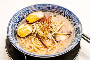 Umami ramen ile yumuşak haşlanmış yumurta char Siew ve fasulye lahanası ile