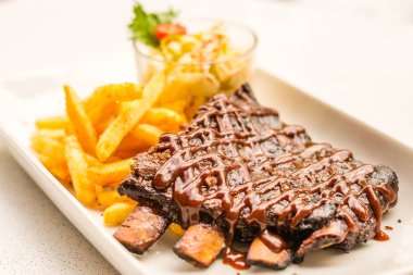 Iberico BBQ kaburga imza Melt-In-Your-ağız ve off-the-Bone İspanyol PATA Negra kaburga Cajun Fries & lahana salatası ile hizmet. 