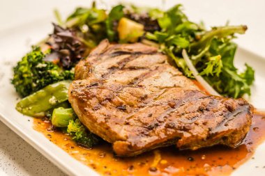 Iberico BBQ kaburga imza Melt-In-Your-ağız ve off-the-Bone İspanyol PATA Negra kaburga Cajun Fries & lahana salatası ile hizmet. 