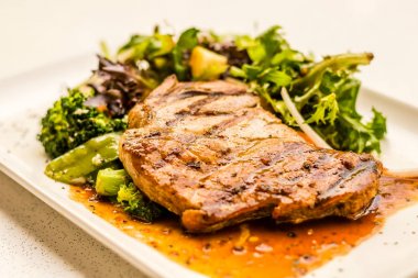 Domuz boyun fileto Steak çok ihale ve sulu domuz yaka biftek Bahçe Veggies ile hizmet vermektedir. Mantar/karabiber sosu seçimi.