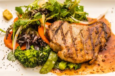 Domuz boyun fileto Steak çok ihale ve sulu domuz yaka biftek Bahçe Veggies ile hizmet vermektedir. Mantar/karabiber sosu seçimi.