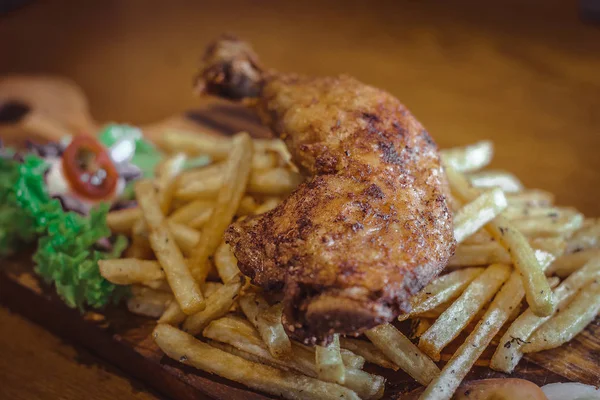 Palillo de pollo frito crujiente con papas fritas crujientes y ensalada de vinagres — Foto de Stock