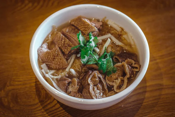 Mee sua Reisvermicelli mit geschmorter Ente und geschmortem Schweinedärm — Stockfoto