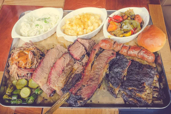 Otantik Texan Amerikan duman barbekü et yan yemekler coleslaw makarna ve peynir 