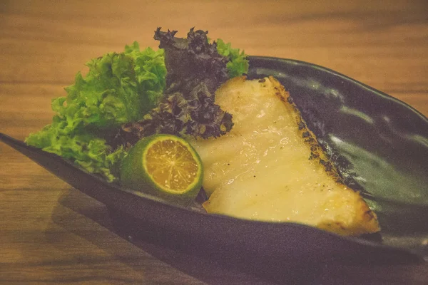 Gindara la gratar pește de cod negru peste cărbune japonez robatayaki — Fotografie, imagine de stoc