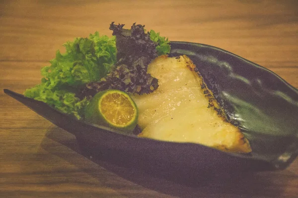 Gindara la gratar pește de cod negru peste cărbune japonez robatayaki — Fotografie, imagine de stoc