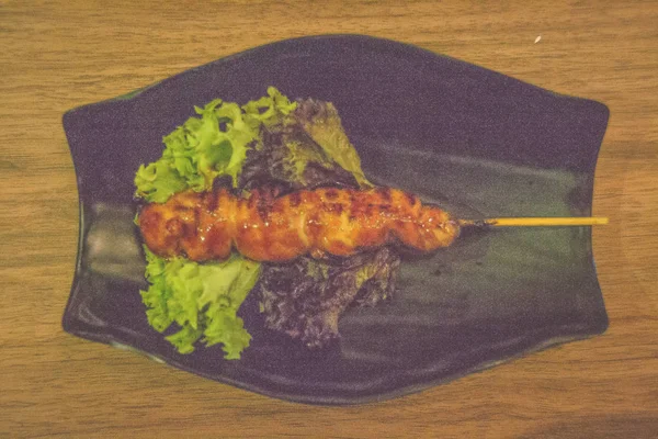レタス葉の串焼きにした焼き鳥焼き鶏脚 — ストック写真