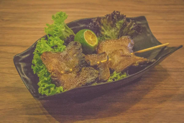 Gyu Tan Lengua de ternera a la parrilla sobre hoja de lechuga con lima — Foto de Stock