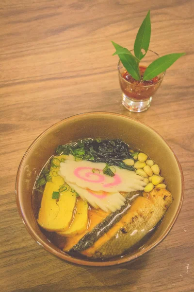 醤油スープとグリルサーモンフィレと日本の魚のケーキと昆布を使った日本のラーメン — ストック写真