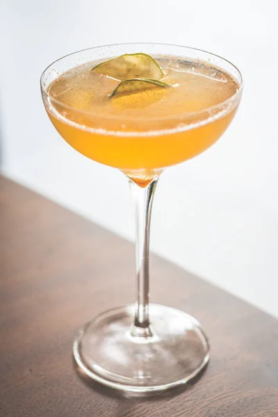 Coppertone cocktail, made with whisky, flat apple cider, apple cider vinegar and maple cayenne pepper — Stock Photo, Image