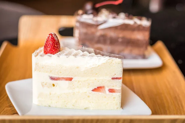 Erdbeer-Shortcake japanische frische Sahnetorte mit frischen Erdbeerscheiben und Schwarzwälder Kirschtorte — Stockfoto